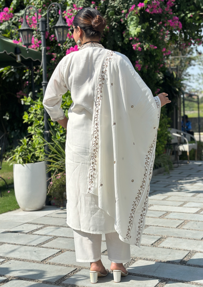 Indian ethnic suit set in an off-white (VC9784)