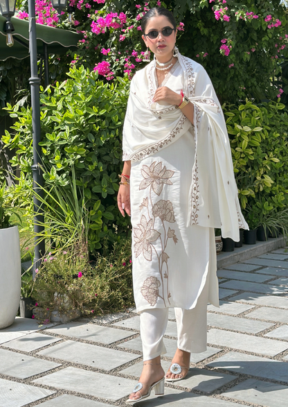 Indian ethnic suit set in an off-white (VC9784)