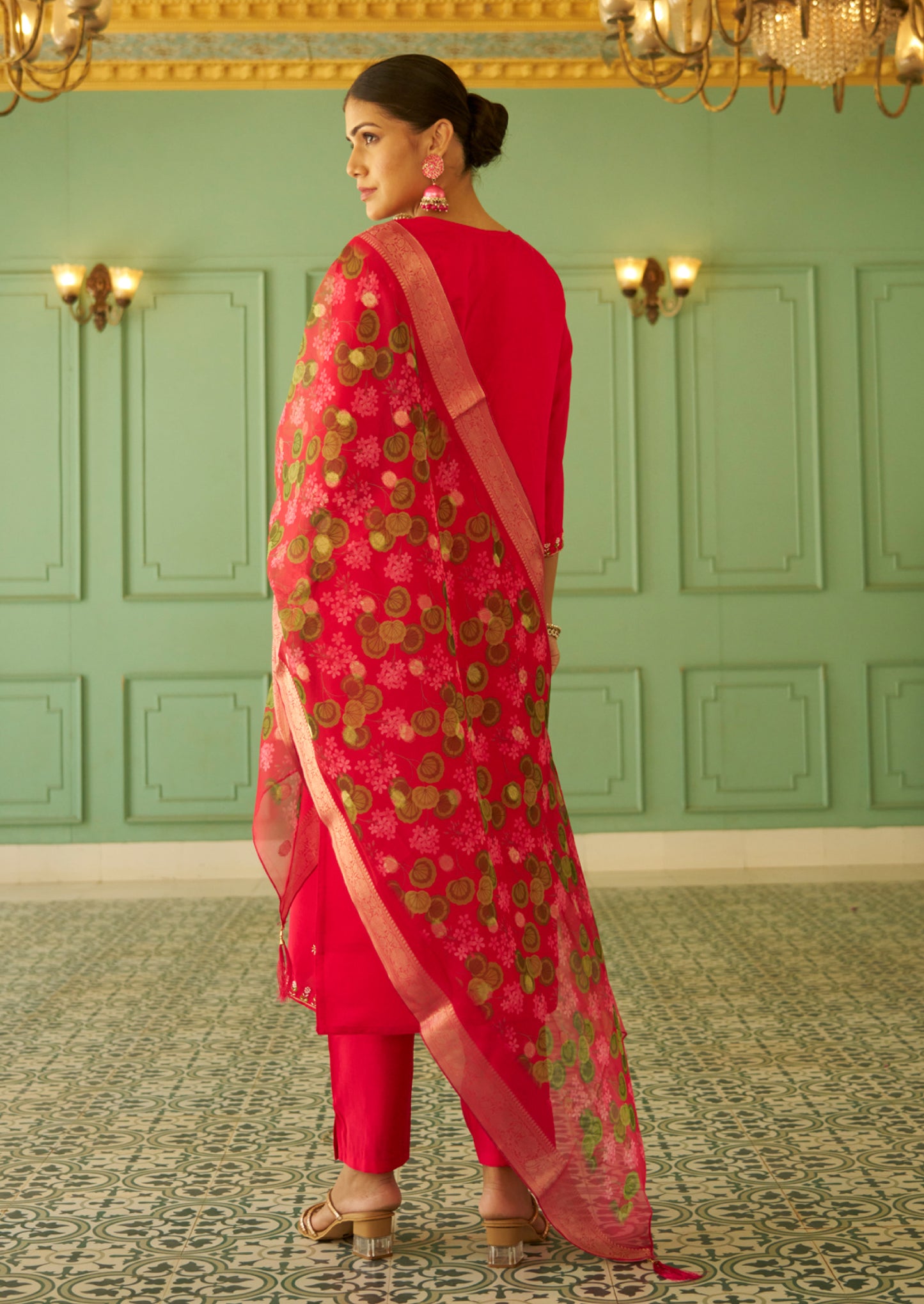 Aaravi Beads Embroidered Pink Women Kurta Set (VV-9720)