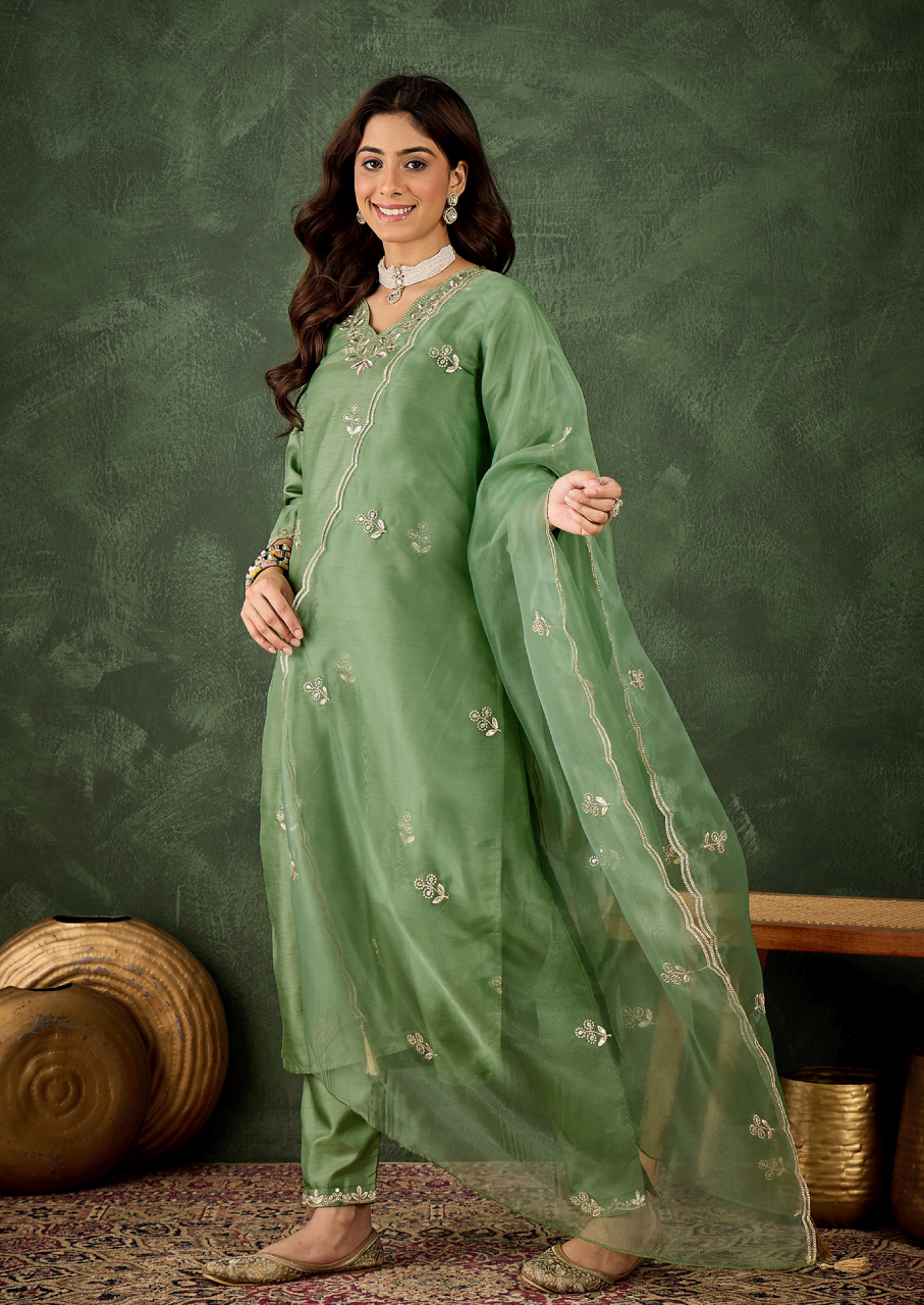 VredeVogel Women Kurta and Pant Dupatta Sets Silk Blend (VC9731)